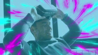 Matematiksel formüllerin vr kulaklık kullanan iş adamlarının üzerinde canlandırılması. küresel bağlantılar, dijital arayüz, teknoloji ve ağ konsepti dijital olarak oluşturulmuş video.