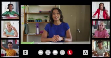 Çevrimiçi derste çeşitli gülümseyen kadın öğretmenler ve altı çocuk ile birleşik video arayüzü. küresel iletişim teknolojisi ve çevrimiçi eğitim konsepti, dijital olarak oluşturulmuş video.