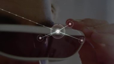 VR kulaklık takan adam üzerindeki bağlantı ağının animasyonu. küresel bağlantılar, dijital arayüz, teknoloji ve ağ konsepti dijital olarak oluşturulmuş video.
