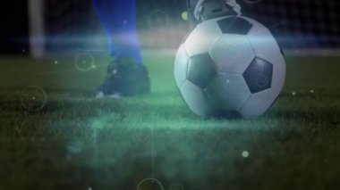 Futbolcu üzerinden bağlantı ağlarının animasyonu. global spor, teknoloji, dijital arayüz ve bağlantılar konsepti dijital olarak oluşturulmuş video.