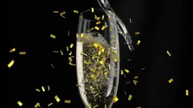 Siyah arka planda bir bardak şampanyanın üzerine düşen altın konfetilerinin animasyonu. kutlama ve yeni yıl partisi konsepti dijital olarak oluşturulmuş video.