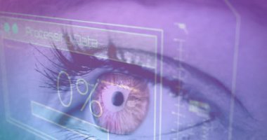 Veri işleme animasyonunun kadın gözü üzerinden ekrana yansıması. küresel iletişim, dijital arayüz, teknoloji ve ağ konsepti dijital olarak oluşturulmuş video.