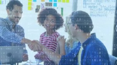 İş adamlarının el sıkışması üzerine veri işleme animasyonu. küresel iş, dijital arayüz, teknoloji ve ağ konsepti dijital olarak oluşturulmuş video.