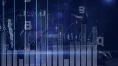 Geceleri grafik ve verilerle arayüzün ve bilgisayar kullanan kişinin animasyonu. küresel iletişim ve veri paylaşım kavramı, dijital olarak oluşturulmuş video.