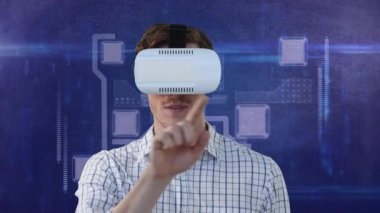 VR kulaklık takan adam üzerinden bağlantı ve veri işleme ağı animasyonu. küresel iletişim, dijital arayüz ve veri paylaşım konsepti, dijital olarak oluşturulmuş video.