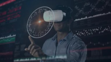 VR kulaklık takan adam üzerindeki bağlantı ağlarının animasyonu. küresel bağlantılar, dijital arayüz, teknoloji ve ağ konsepti dijital olarak oluşturulmuş video.