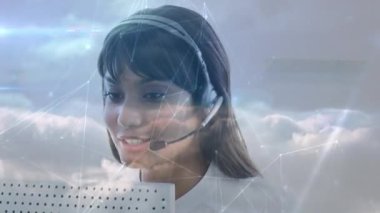 Telefon kulaklığı kullanarak iş kadını üzerinden bağlantı ağlarının animasyonu. küresel bağlantılar, iş dünyası, dijital arayüz, teknoloji ve ağ konsepti dijital olarak oluşturulmuş video.