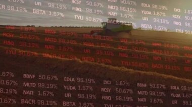 Tarım alanındaki finansal veri işleme animasyonunun birleşimi. küresel tarım, işletme, dijital arayüz, teknoloji ve ağ konsepti dijital olarak oluşturulmuş video.