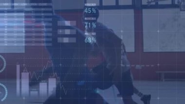 Basketbolcular üzerinde istatistik ve veri işleme animasyonu. global spor, dijital arayüz, teknoloji ve ağ konsepti dijital olarak oluşturulmuş video.