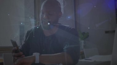 Akıllı telefon kullanan insanların üzerindeki simgelerle bağlantı ağlarının animasyonu. küresel teknoloji, dijital arayüz ve bağlantılar konsepti dijital olarak oluşturulmuş video.