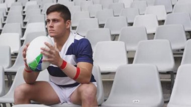 Ragbi oyuncusu üzerinden bağlantı ağlarının animasyonu. global spor, teknoloji, dijital arayüz ve bağlantılar konsepti dijital olarak oluşturulmuş video.