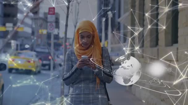 Giro Globo Rete Connessioni Contro Donna Hijab Utilizzando Smartphone Strada — Video Stock