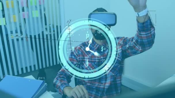 Vrヘッドセットを使用してビジネスマン以上の時計や数式のアニメーション 世界規模の接続 デジタルインターフェース テクノロジー ネットワーキングの概念デジタルで生成されたビデオ — ストック動画