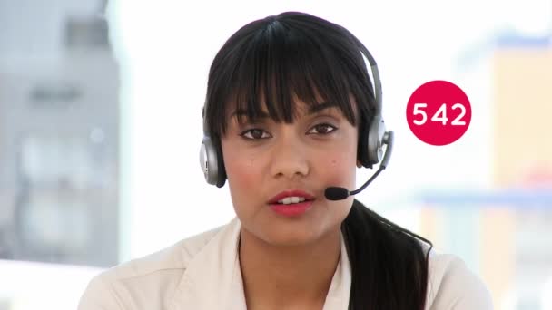 Animación Números Cambiando Sobre Mujer Negocios Usando Auriculares Telefónicos Comunicación — Vídeo de stock