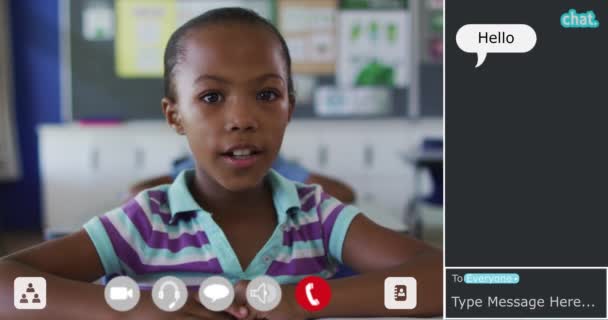 动画视频通话接口与女生在网上课上笑 聊天室留言 全球通信技术和在线教育概念 数码视频 — 图库视频影像