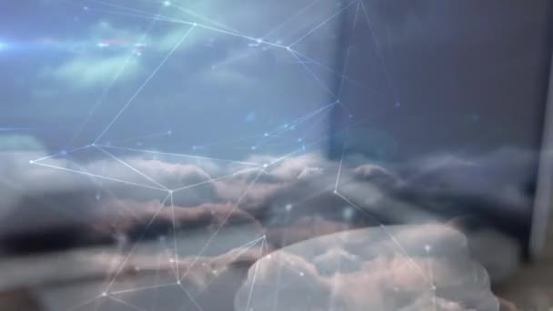 雲の上のコーヒーカップの上の接続のアニメーション 世界規模の接続 デジタルインターフェース テクノロジー ネットワーキングの概念デジタルで生成されたビデオ — ストック動画