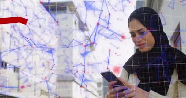 Gráficos Rojos Movimiento Red Conexiones Contra Mujer Hijab Usando Smartphone — Vídeo de stock