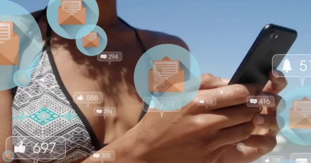 Social Media Ikonen Die Strand Mit Dem Smartphone Gegen Eine — Stockvideo