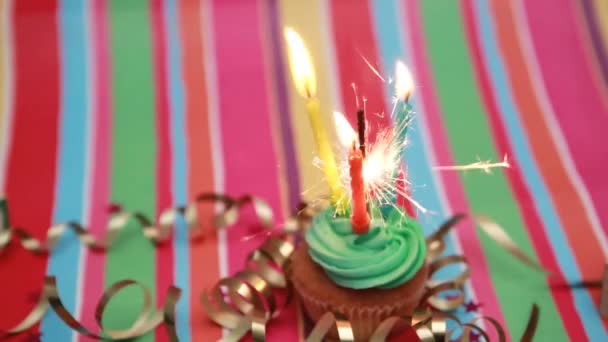 在点燃的生日蜡烛上闪烁着红点的动画 生日蛋糕上闪烁着火花 童年及活动概念数码影片 — 图库视频影像