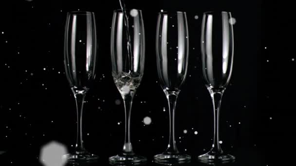 Siyah Arka Planda Şampanya Kadehlerinin Üzerinde Süzülen Beyaz Beneklerin Canlandırılması — Stok video