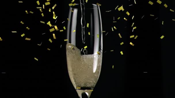 Animatie Van Goud Confetti Vallen Glas Champagne Zwarte Achtergrond Viering — Stockvideo