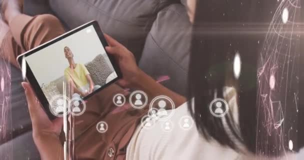 Icônes Profil Multiples Flottant Contre Femme Ayant Vidéocall Sur Tablette — Video