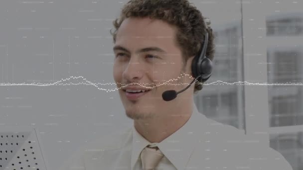 Animación Del Procesamiento Datos Sobre Hombre Negocios Usando Auriculares Telefónicos — Vídeo de stock