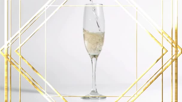Animation Des Goldmusters Über Einem Glas Champagner Auf Weißem Hintergrund — Stockvideo
