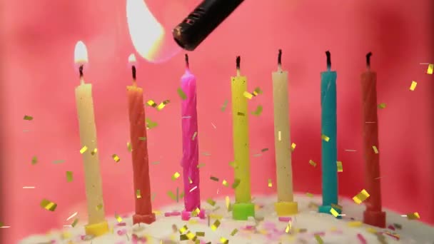 Animazione Coriandoli Oro Che Cadono Sopra Candele Torta Compleanno Variopinte — Video Stock