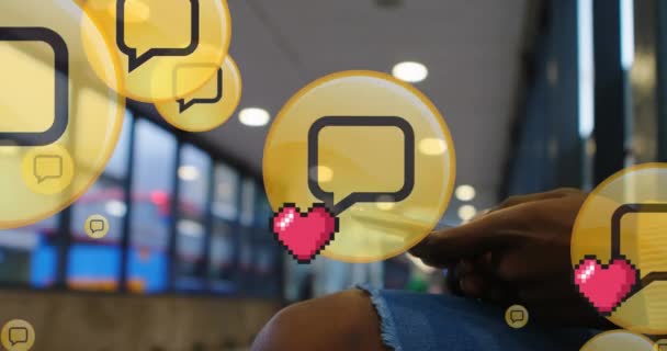 多个消息和粉色的心脏图标漂浮在妇女智能手机的中间部分 全球联网和技术概念 — 图库视频影像