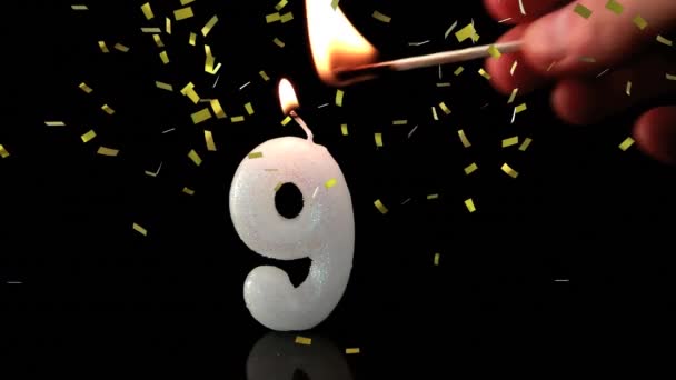 Animación Confeti Dorado Cayendo Sobre Vela Cumpleaños Número Encendida Sobre — Vídeo de stock
