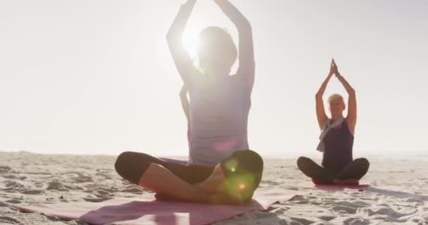 在沙滩上做瑜伽的女人身上 只有用紫色和白色的文字动画才会有好的效果 积极的感觉和幸福 社交媒体概念 数码视频 — 图库视频影像