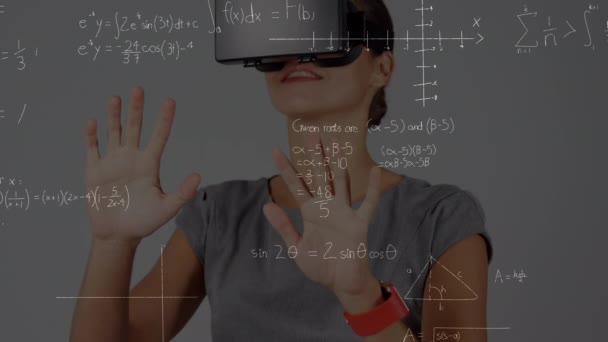 Animation Mathematischer Formeln Über Frauen Mit Headset Globale Online Bildung — Stockvideo