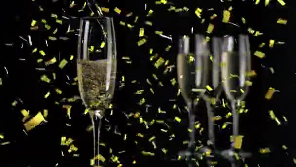 Animering Guld Konfetti Faller Över Glas Champagne Svart Bakgrund Fest — Stockvideo
