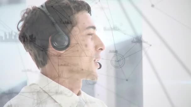 Animazione Rete Connessioni Sopra Uomo Affari Usando Cuffie Telefoniche Connessioni — Video Stock