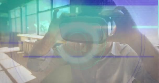 Animación Del Escaneo Del Visor Con Glitch Man Usando Auriculares — Vídeos de Stock