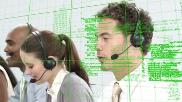 Telefon Kulaklığı Kullanarak Adamlarından Veri Işleme Animasyonu Küresel Bağlantılar Dünyası — Stok video