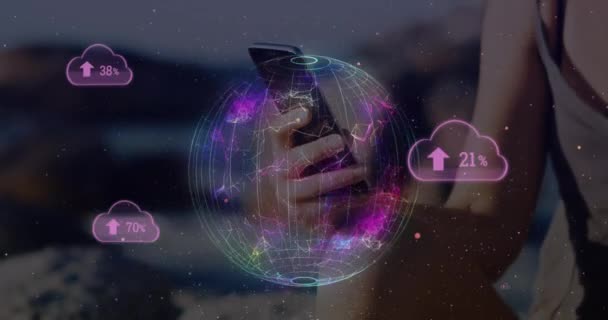 云上传图标和旋转的全球反对中间部分的妇女使用智能手机 全球联网和技术概念 — 图库视频影像
