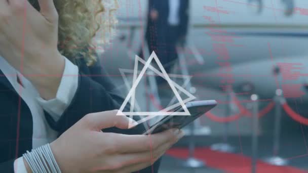 Animering Triangel Och Databehandling Över Affärskvinna Som Använder Smartphone Bredvid — Stockvideo