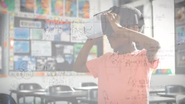 用Vr耳机对学生的数学公式进行动画化 全球在线教育 数字接口 技术和连接概念 — 图库视频影像