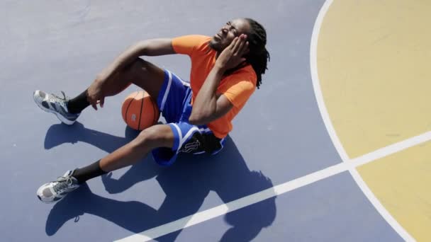 バスケットボール選手との接続のアニメーション 世界中のスポーツ テクノロジー デジタルインターフェイスと接続の概念デジタル生成されたビデオ — ストック動画