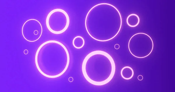 脉动的粉红色霓虹灯戒指 大小各异 在紫色背景上闪闪发光 颜色和运动概念 数字图像 — 图库照片