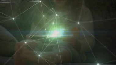 Akıllı telefon kullanan bir kızın üzerindeki ikonlarla olan bağlantıların animasyonu. küresel teknoloji, dijital arayüz ve bağlantılar konsepti dijital olarak oluşturulmuş video.