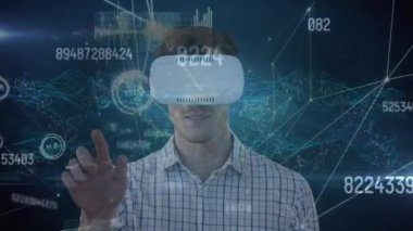 VR kulaklık takan iş adamlarının animasyonu ve bağlantı ağları. küresel bağlantılar, dijital arayüz, teknoloji ve ağ konsepti dijital olarak oluşturulmuş video.