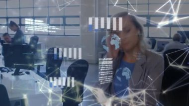 Ofiste akıllı telefondan konuşan beyaz bir kadına karşı bağlantı ve veri işleme ağı. küresel ağ ve iş teknolojisi kavramı