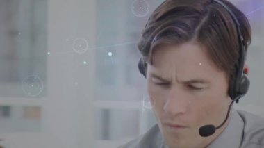 Telefon kulaklığı kullanarak iş adamı üzerinden bağlantı ağlarının animasyonu. küresel bağlantılar, iş dünyası, dijital arayüz, teknoloji ve ağ konsepti dijital olarak oluşturulmuş video.
