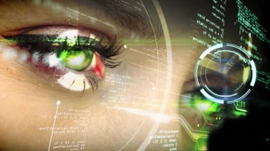 Dijital arayüzün ve kadının gözlerindeki saatin animasyonu. küresel bağlantılar, iş dünyası, dijital arayüz, teknoloji ve ağ konsepti dijital olarak oluşturulmuş video.