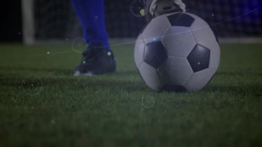 Futbolcu üzerinden bağlantı ağlarının animasyonu. global spor, teknoloji, dijital arayüz ve bağlantılar konsepti dijital olarak oluşturulmuş video.
