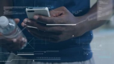 Akıllı telefon kullanan kişi yerine dünyanın animasyonu. küresel bağlantılar, iş dünyası, dijital arayüz, teknoloji ve ağ konsepti dijital olarak oluşturulmuş video.