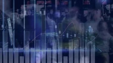 Şehir caddesinde yürüyen insanların grafik ve verileriyle arayüzün animasyonu. küresel iletişim ve veri paylaşım kavramı, dijital olarak oluşturulmuş video.